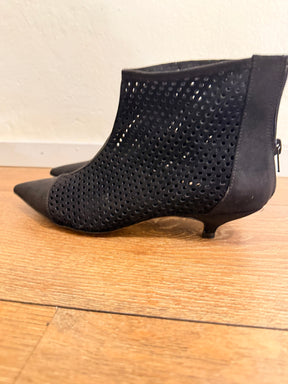 Tronchetto Nero Traforato con Tacco Kitten