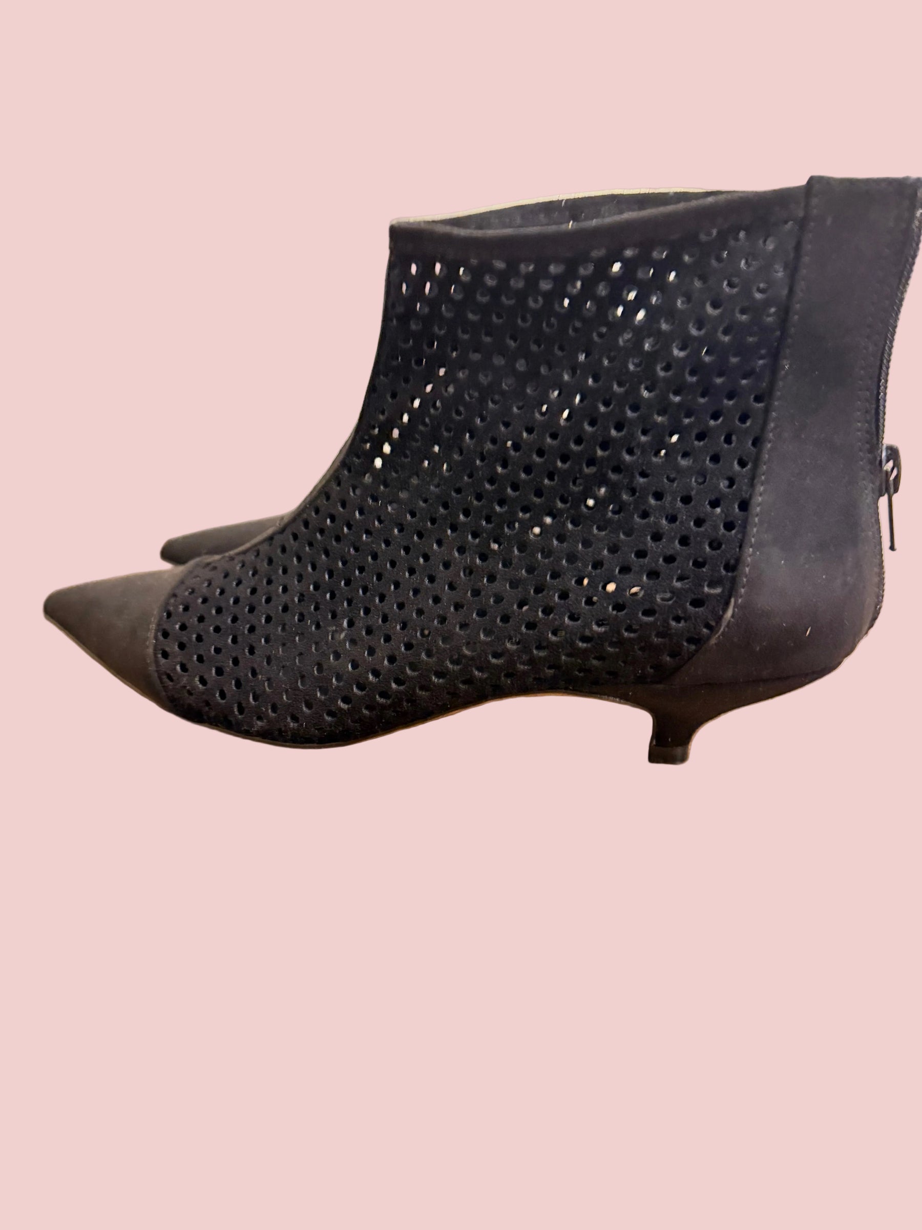 Tronchetto Nero Traforato con Tacco Kitten