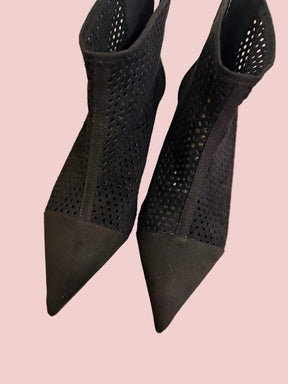 Tronchetto Nero Traforato con Tacco Kitten