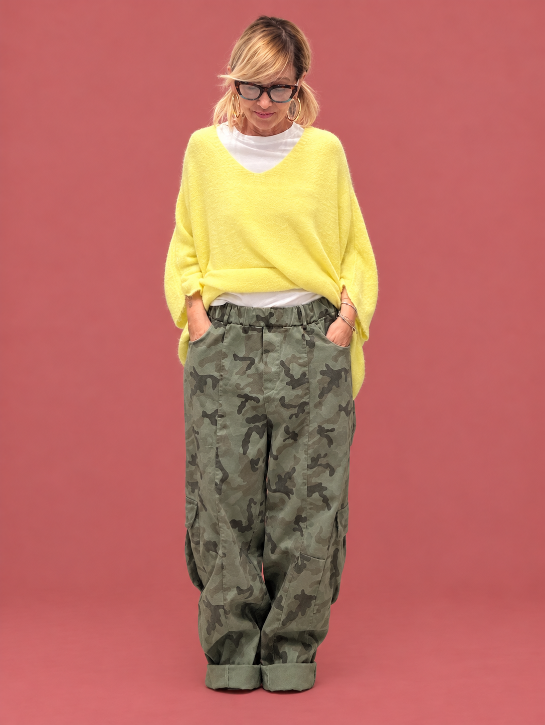 Pantalone cargo camouflage con gamba ampia