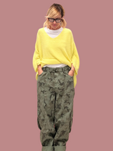 Pantalone cargo camouflage con gamba ampia