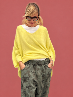 Pantalone cargo camouflage con gamba ampia