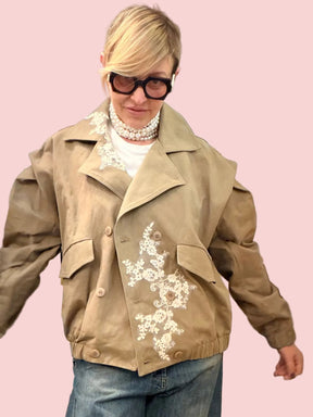Bomber Beige con Ricami Floreali Bianchi