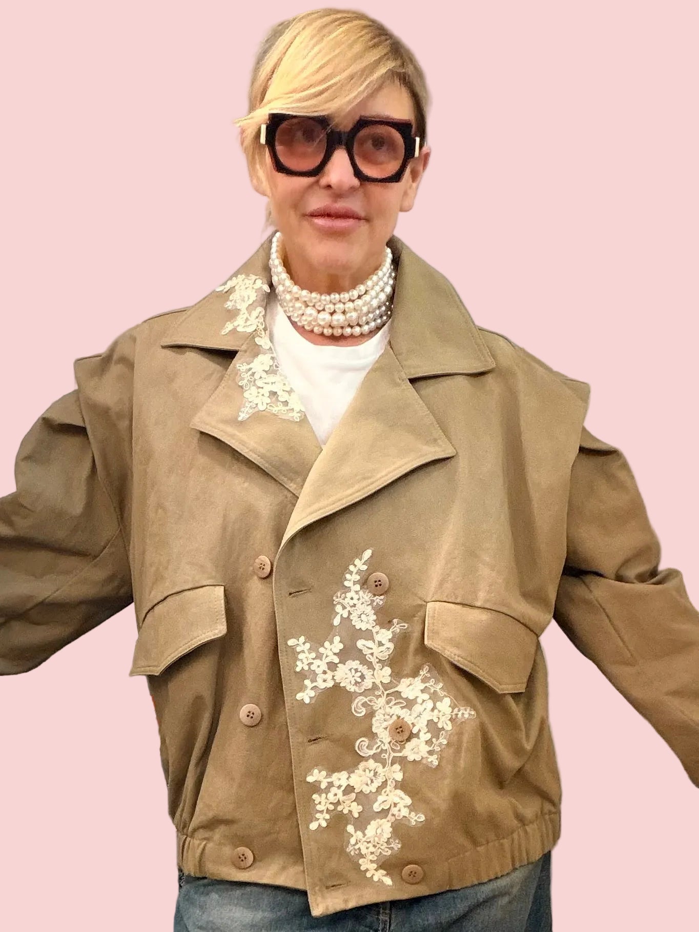 Bomber Beige con Ricami Floreali Bianchi
