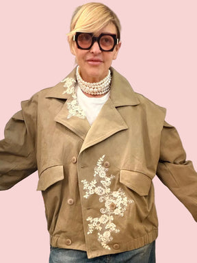 Bomber Beige con Ricami Floreali Bianchi