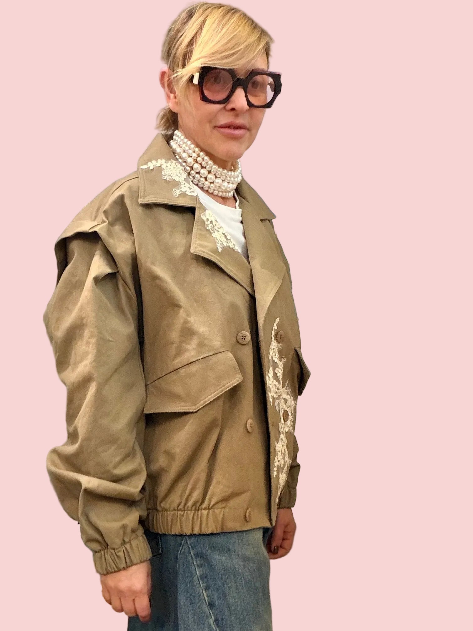 Bomber Beige con Ricami Floreali Bianchi