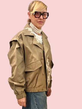 Bomber Beige con Ricami Floreali Bianchi