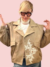 Bomber Beige con Ricami Floreali Bianchi