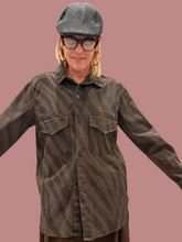 Camicia-giacca zebrata con tasche sul petto