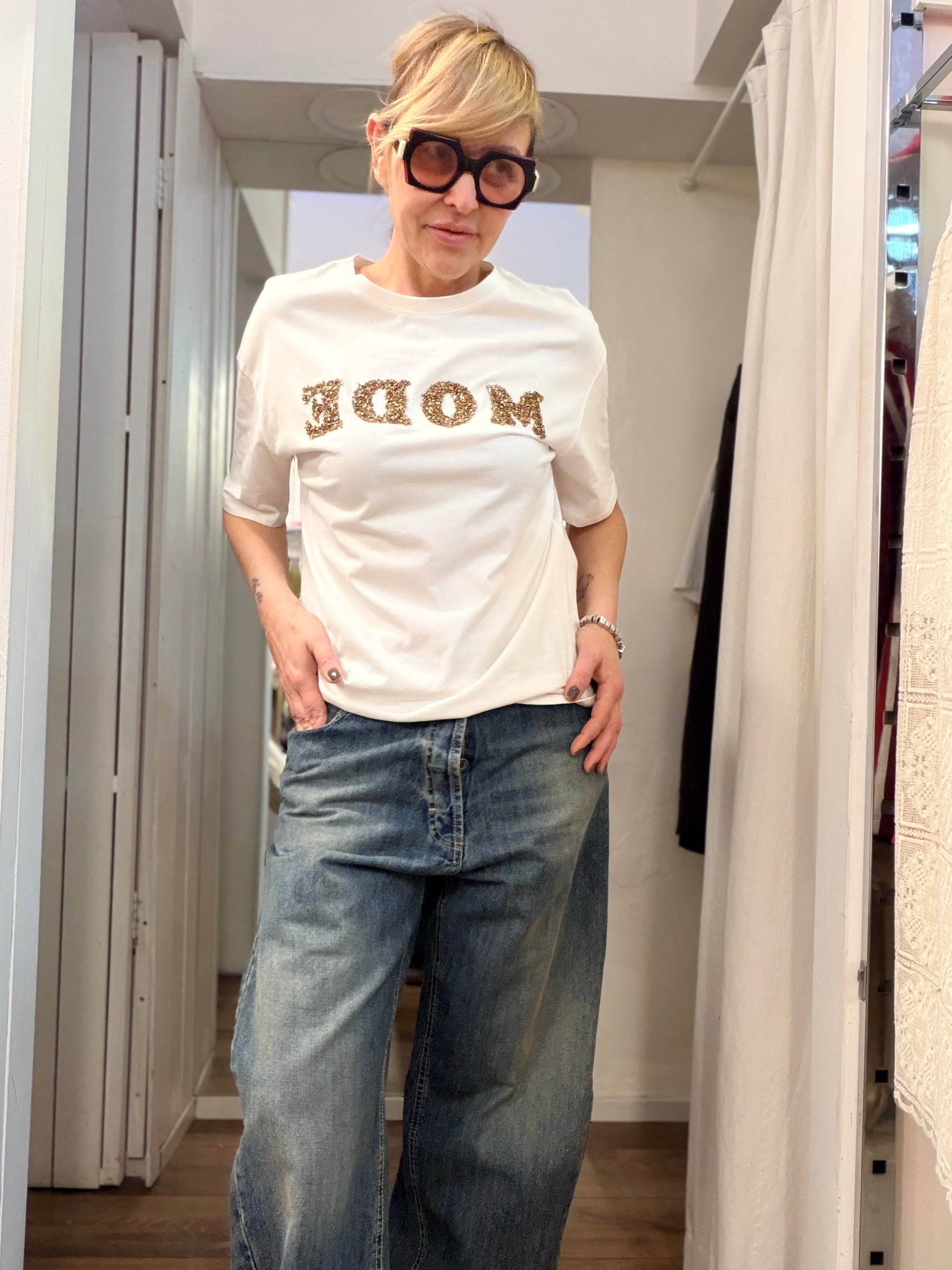 T-shirt Bianca con Scritta MODE in Paillettes Oro
