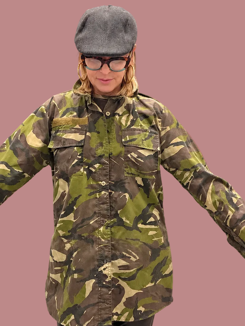 Camicia camouflage con stampa Frida sul retro