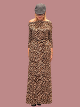Abito lungo leopardato con spalle scoperte