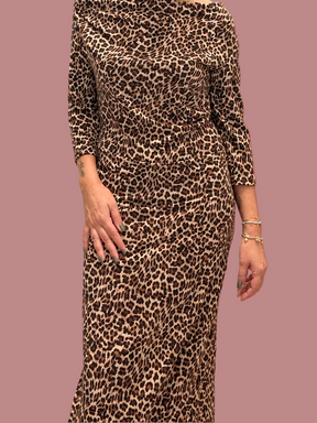 Abito lungo leopardato con spalle scoperte