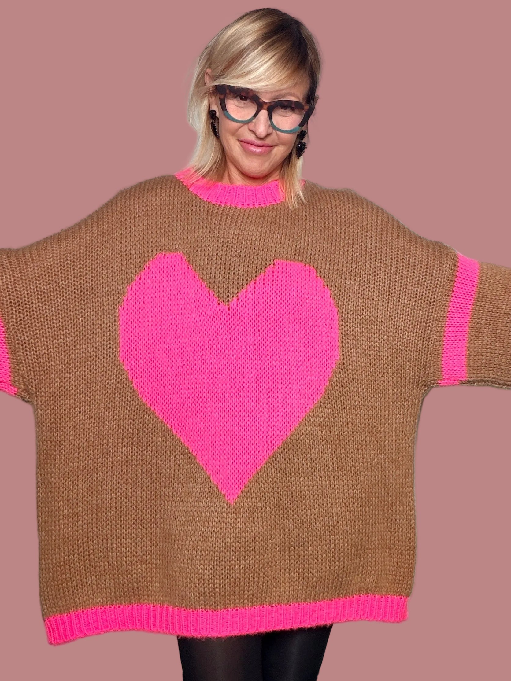 Maglia over con cuori e bordi a contrasto