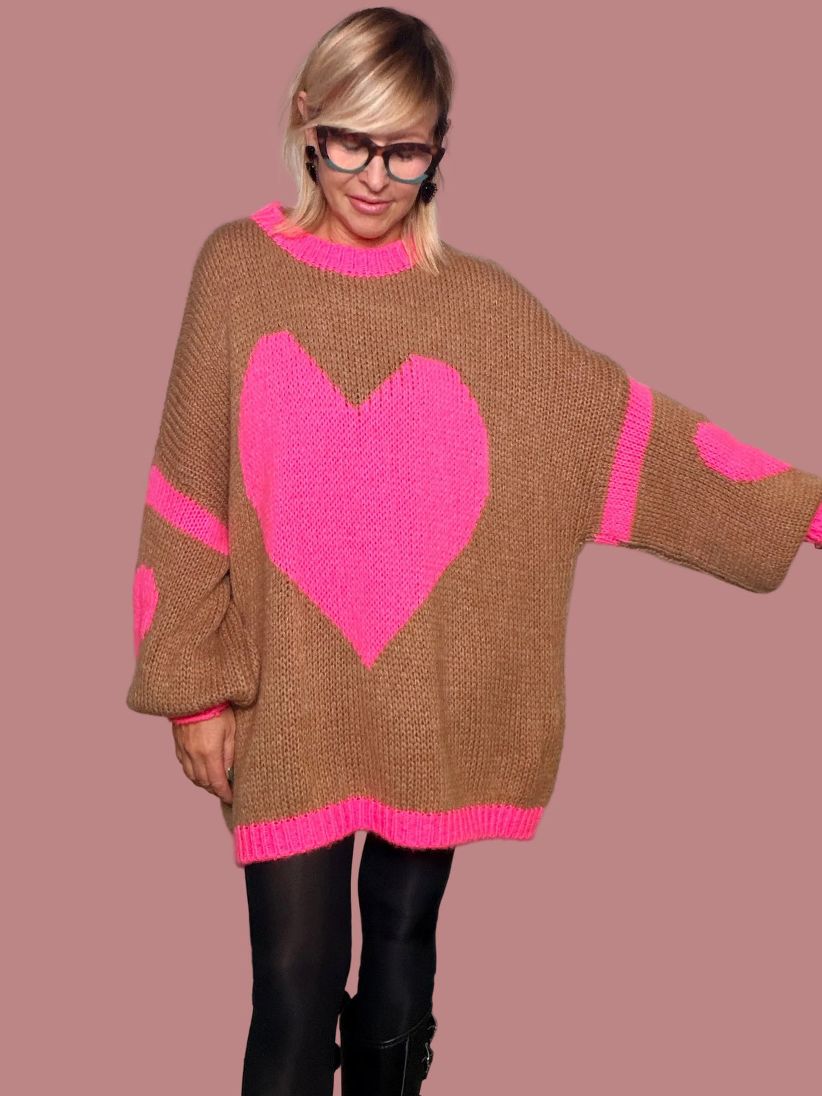 Maglia over con cuori e bordi a contrasto
