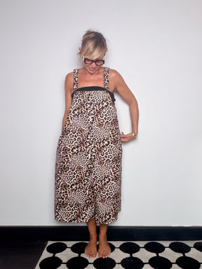 Salopette Jumpsuit Leopardata con Bretelle — Beige/Marrone