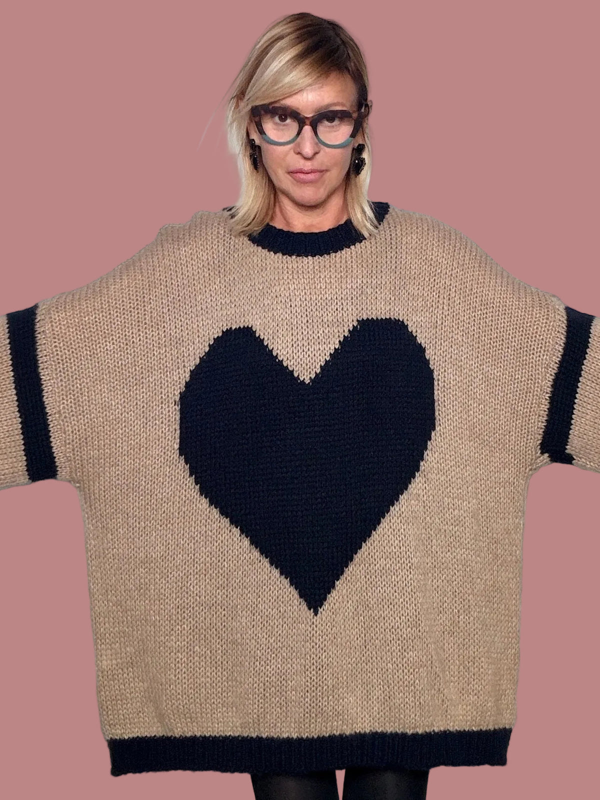 Maglia over con cuori e bordi a contrasto