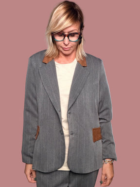 Giacca blazer gessata grigia con dettagli a contrasto