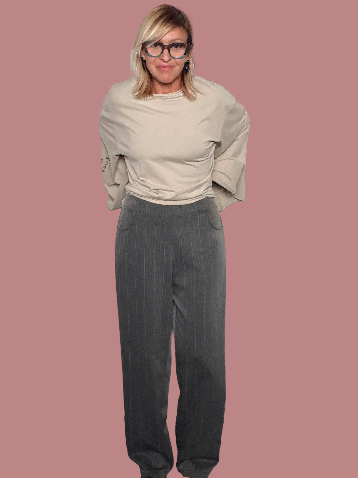 Pantalone gessato grigio con tasche a contrasto