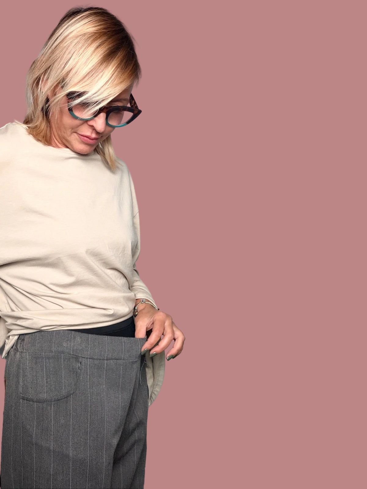 Pantalone gessato grigio con tasche a contrasto