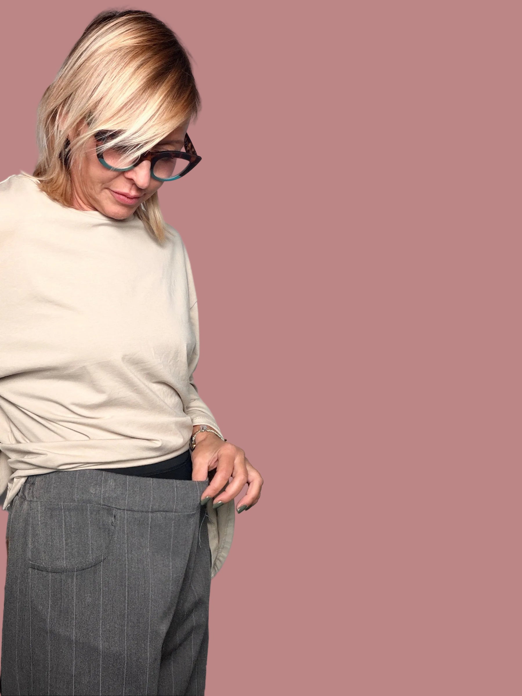 Pantalone gessato grigio con tasche a contrasto