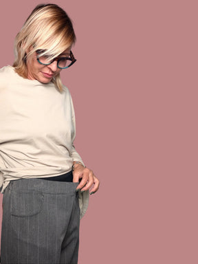 Pantalone gessato grigio con tasche a contrasto