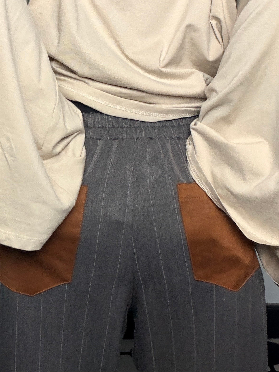 Pantalone gessato grigio con tasche a contrasto