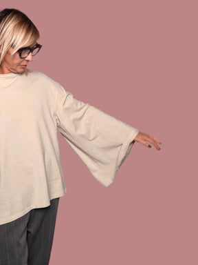 Maglia con maniche svasate e dettaglio lettering