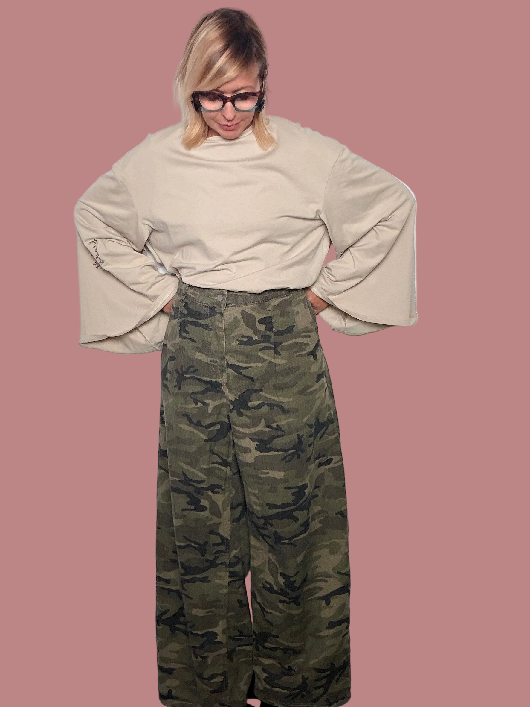 Jeans camouflage a gamba larga