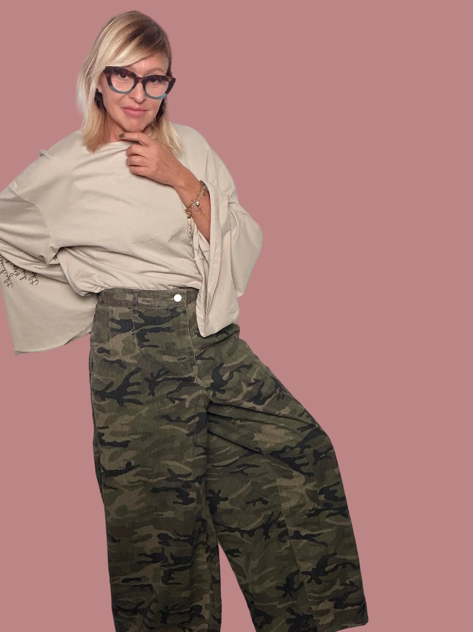 Jeans camouflage a gamba larga