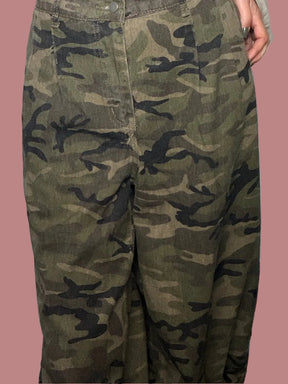 Jeans camouflage a gamba larga