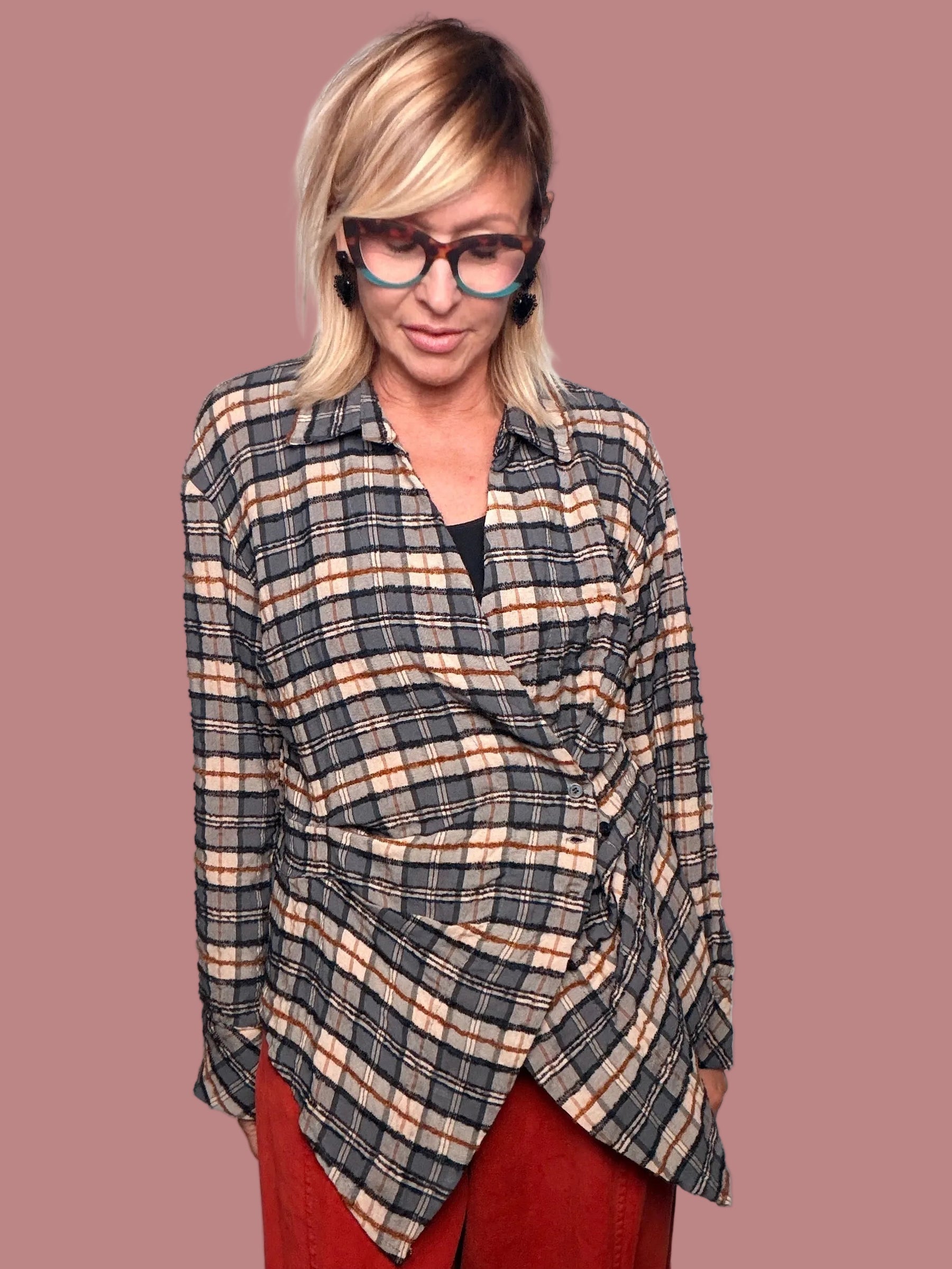 Camicia asimmetrica a quadri con drappeggio frontale