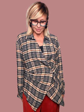 Camicia asimmetrica a quadri con drappeggio frontale