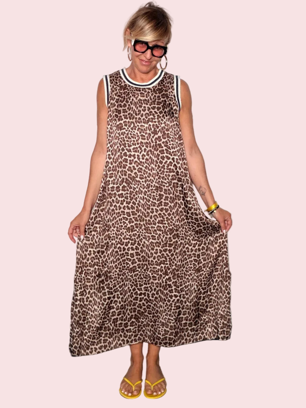 Abito Maxi Leopardato con Bordo Sportivo — Beige/Marrone