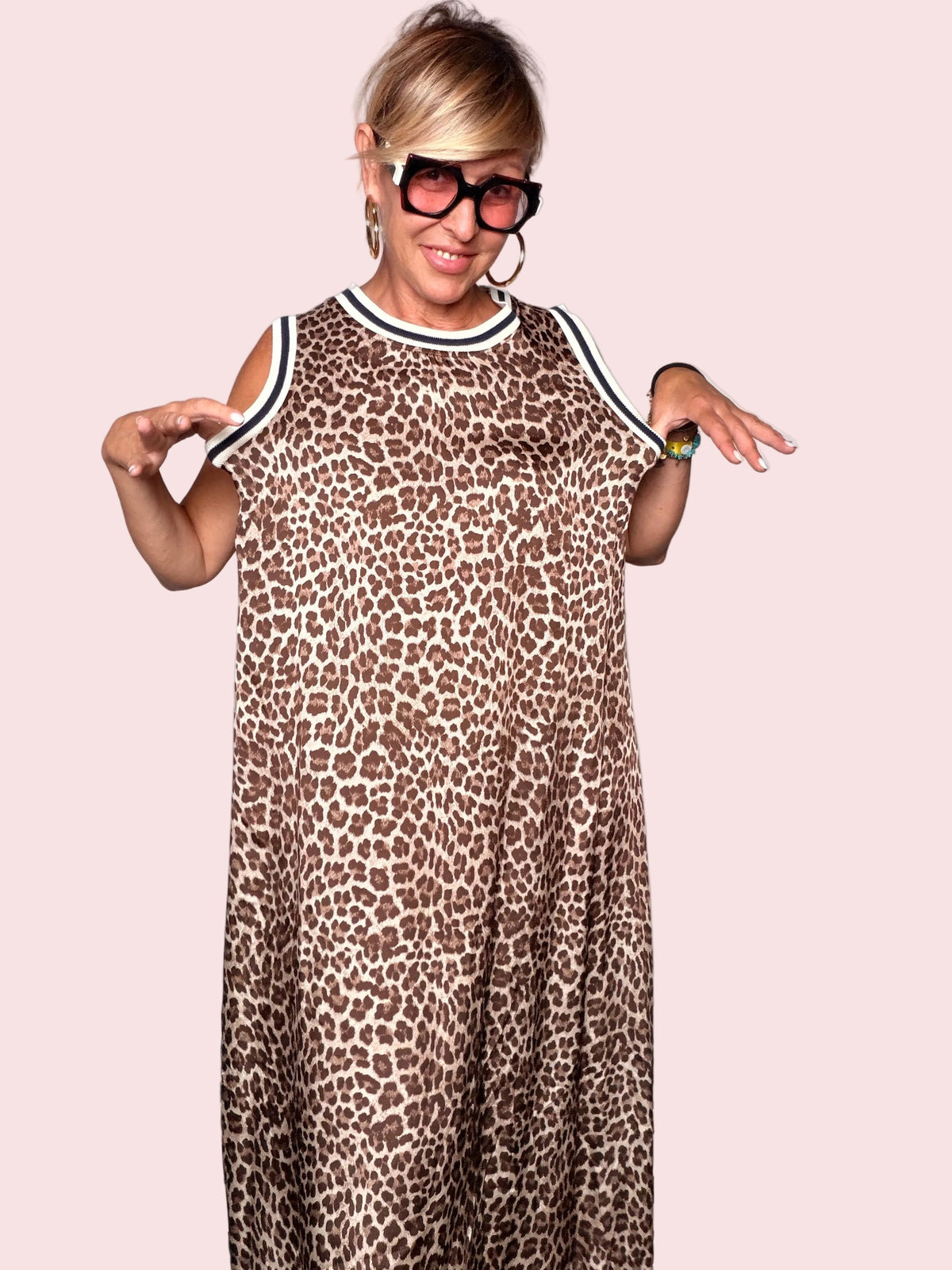 Abito Maxi Leopardato con Bordo Sportivo — Beige/Marrone
