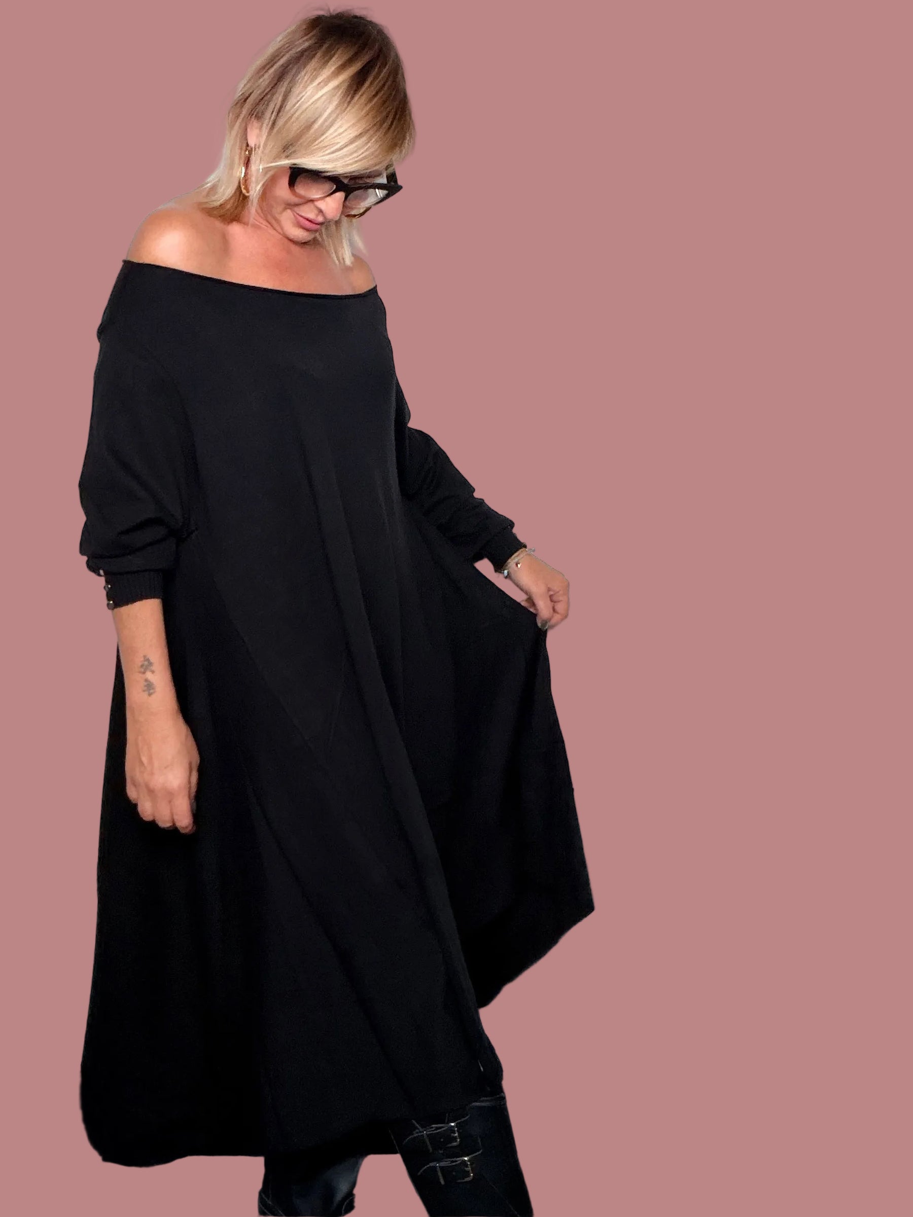 Abito nero in maglina dalla linea svasata con scollo a barchetta