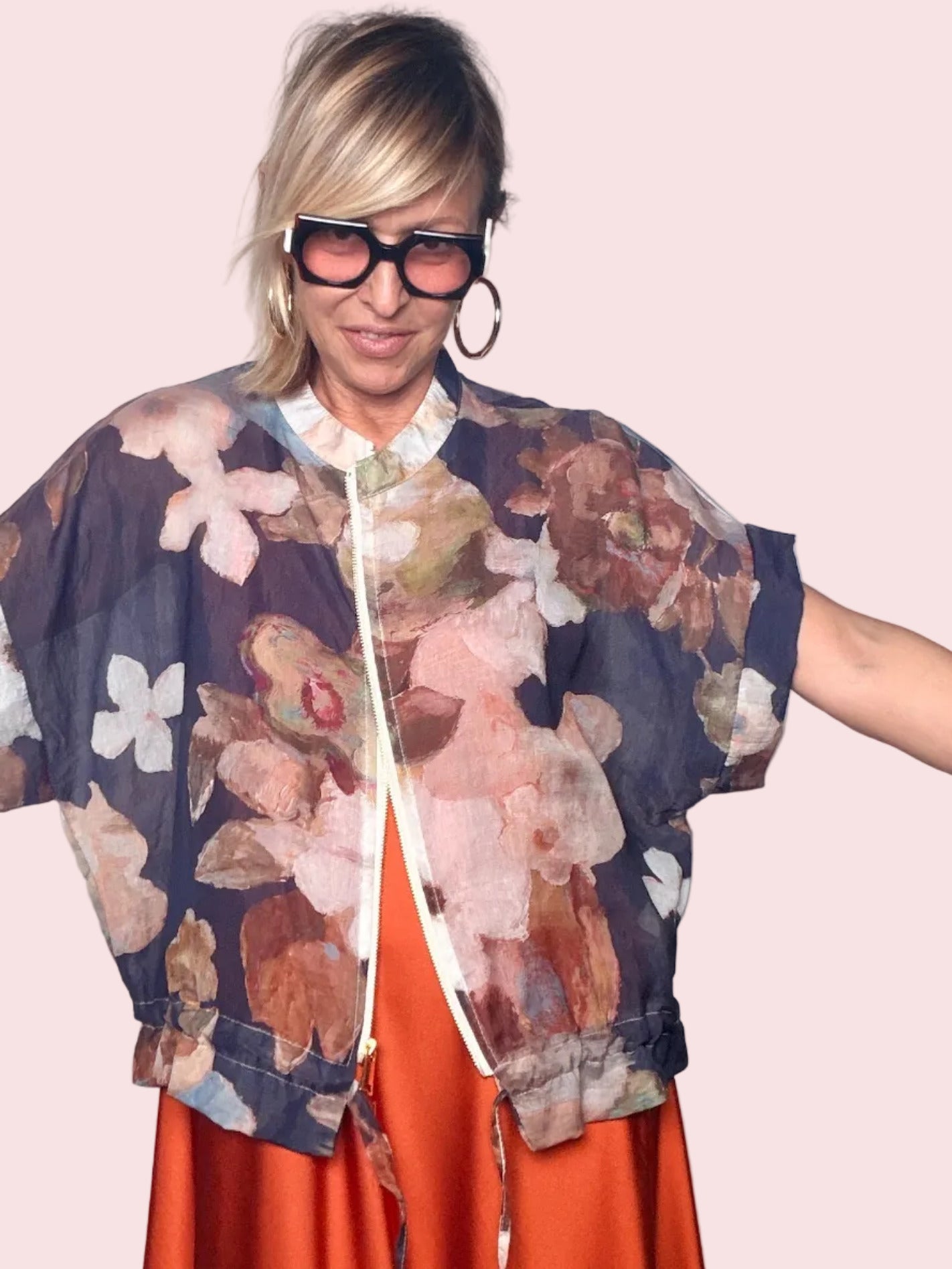 Bomber in Chiffon Floreale con Zip Dorata — Blu Notte/Rosa