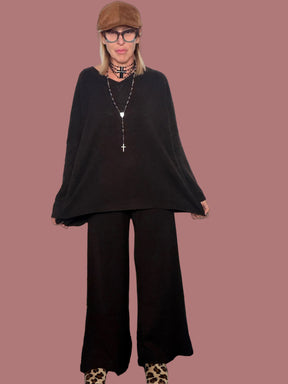 Completo in maglia con maxi pull a V e pantalone palazzo