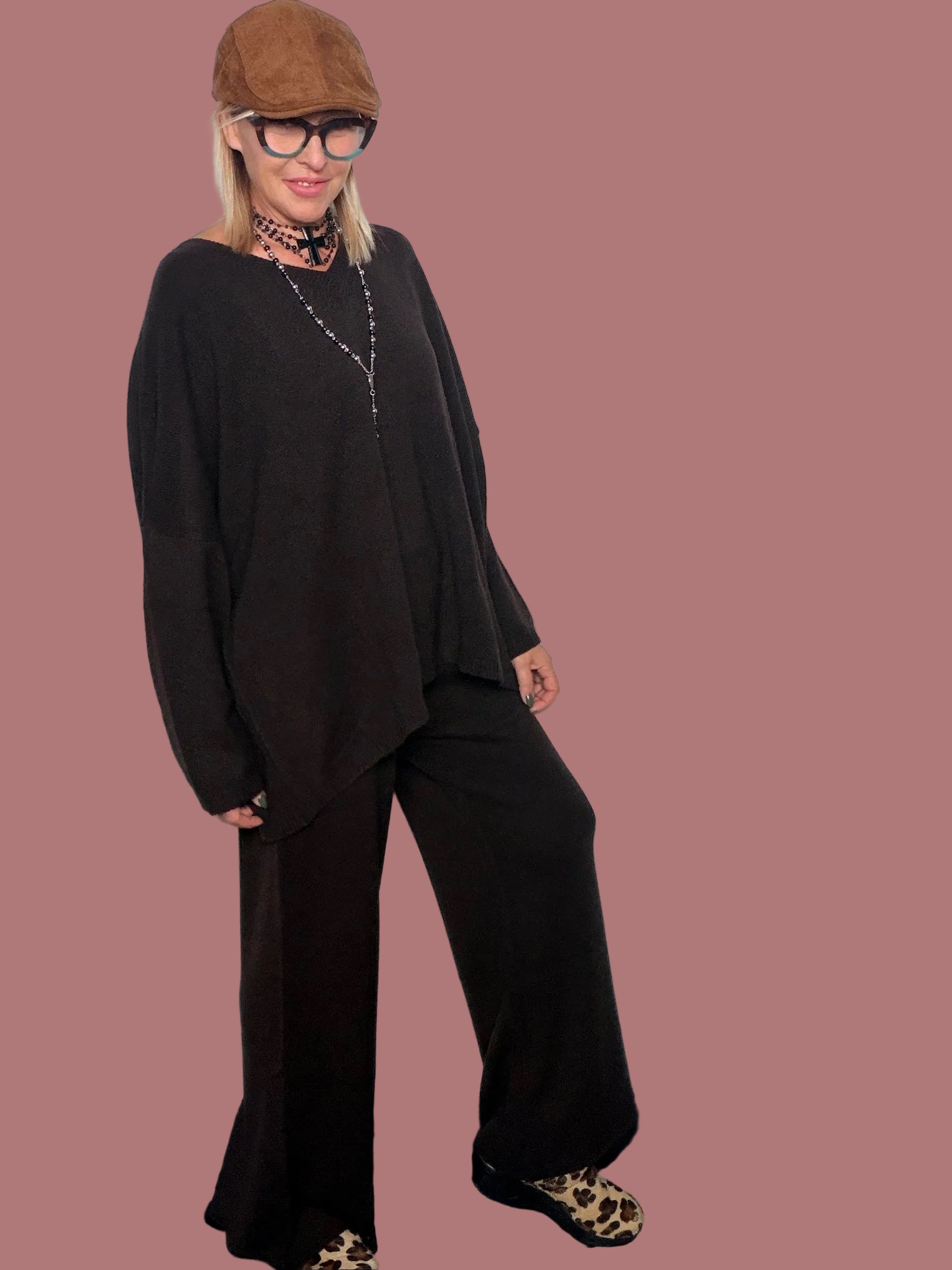 Completo in maglia con maxi pull a V e pantalone palazzo