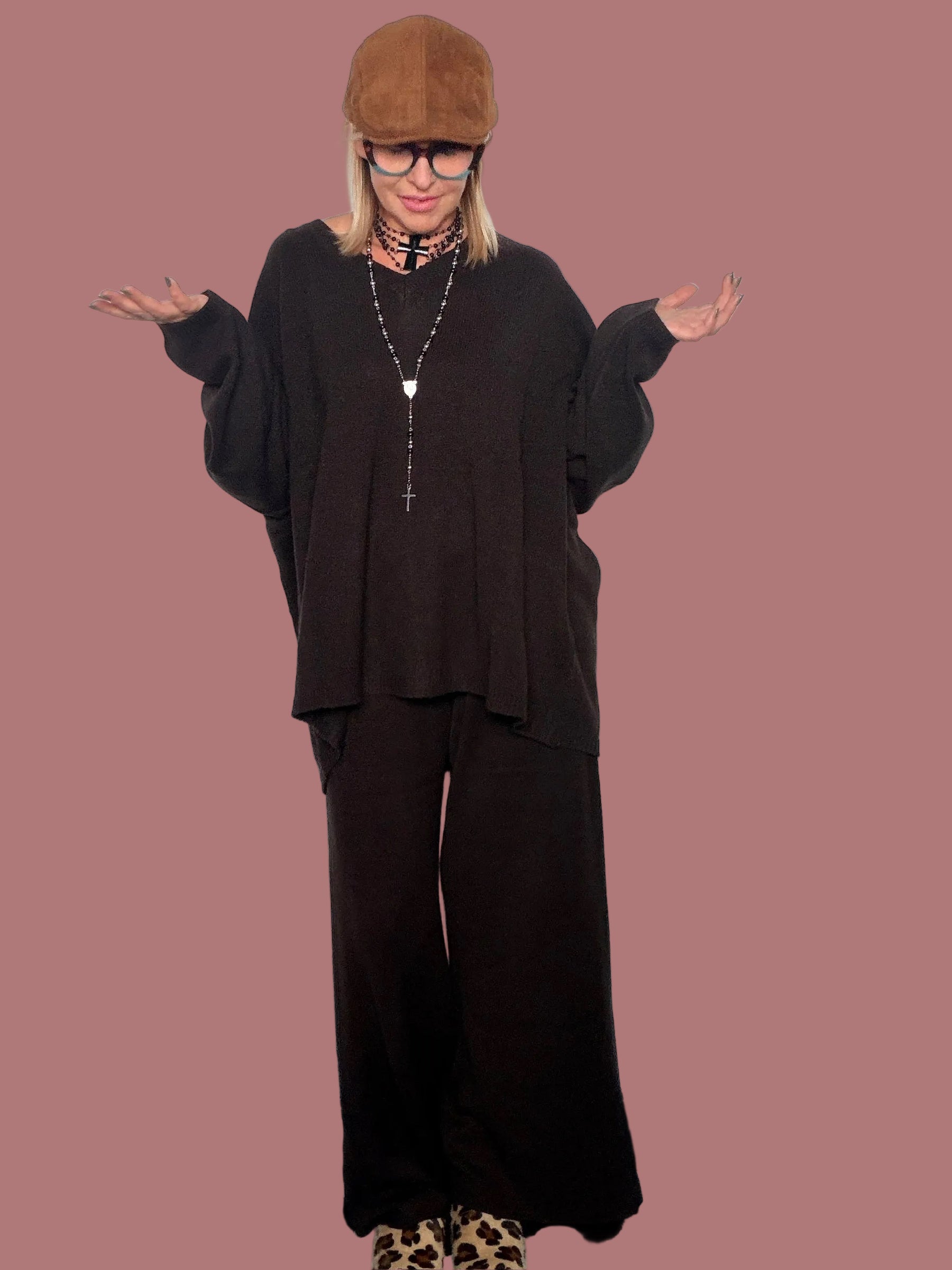 Completo in maglia con maxi pull a V e pantalone palazzo