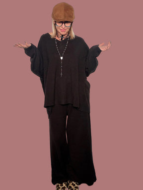 Completo in maglia con maxi pull a V e pantalone palazzo