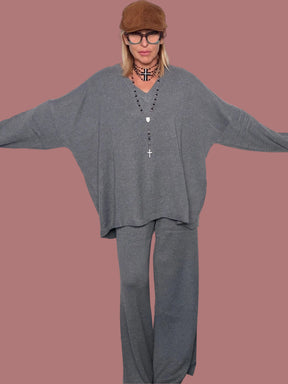 Completo in maglia con maxi pull a V e pantalone palazzo