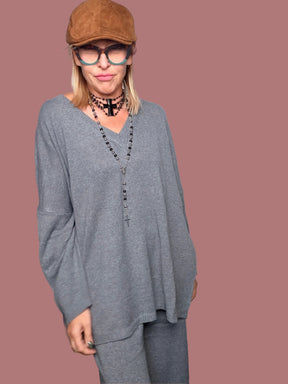 Completo in maglia con maxi pull a V e pantalone palazzo