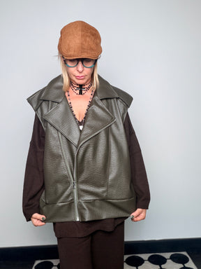 Gilet biker oversize in ecopelle con zip asimmetrica