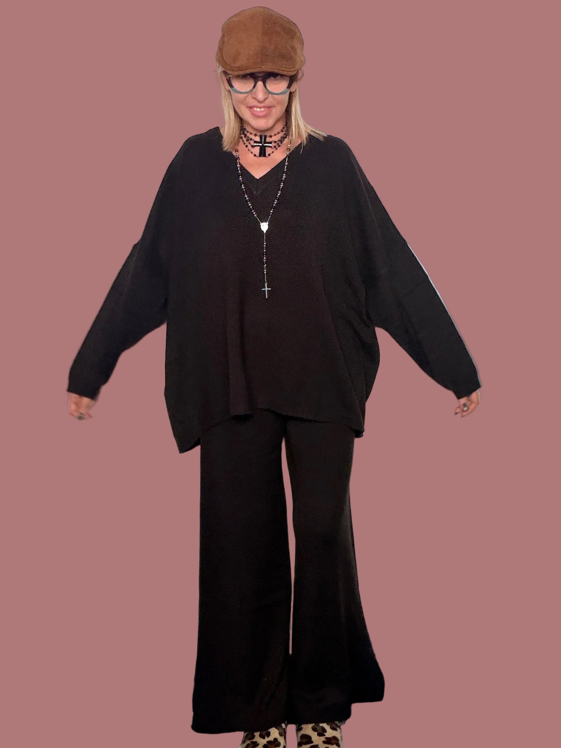 Completo in maglia con maxi pull a V e pantalone palazzo