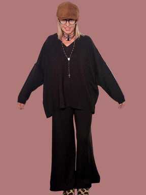 Completo in maglia con maxi pull a V e pantalone palazzo
