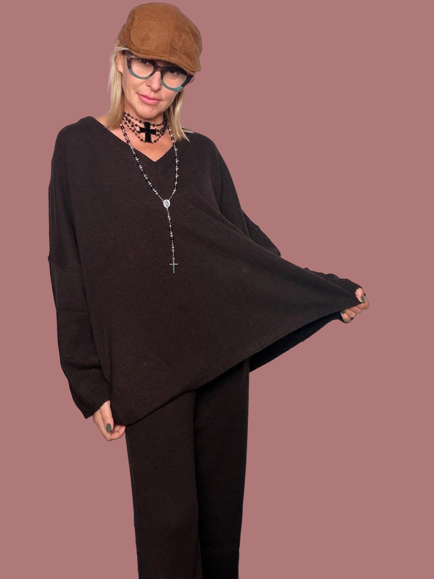 Completo in maglia con maxi pull a V e pantalone palazzo