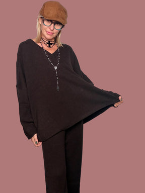 Completo in maglia con maxi pull a V e pantalone palazzo