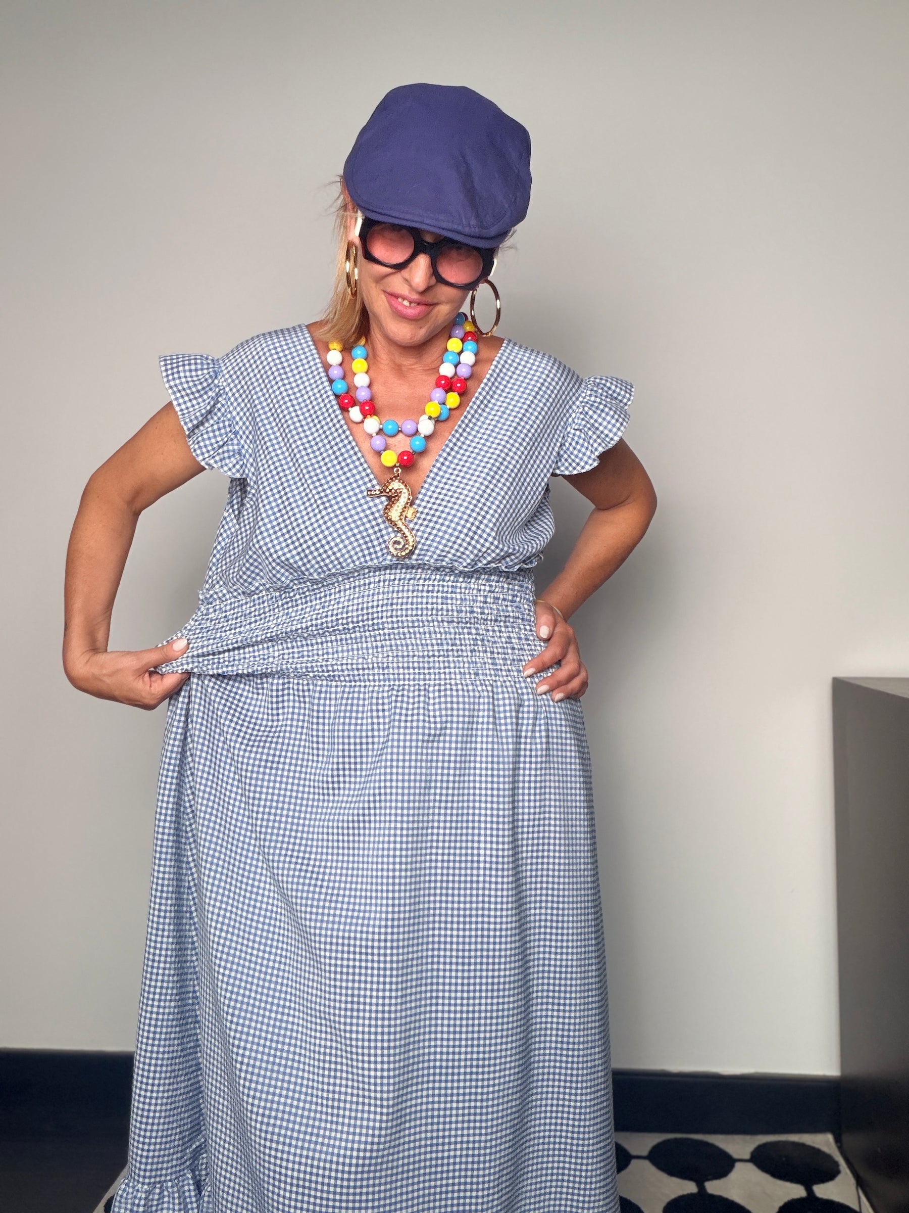 Abito Maxi Vichy con Scollo a V e Volant — Blu/Bianco e Nero/Bianco