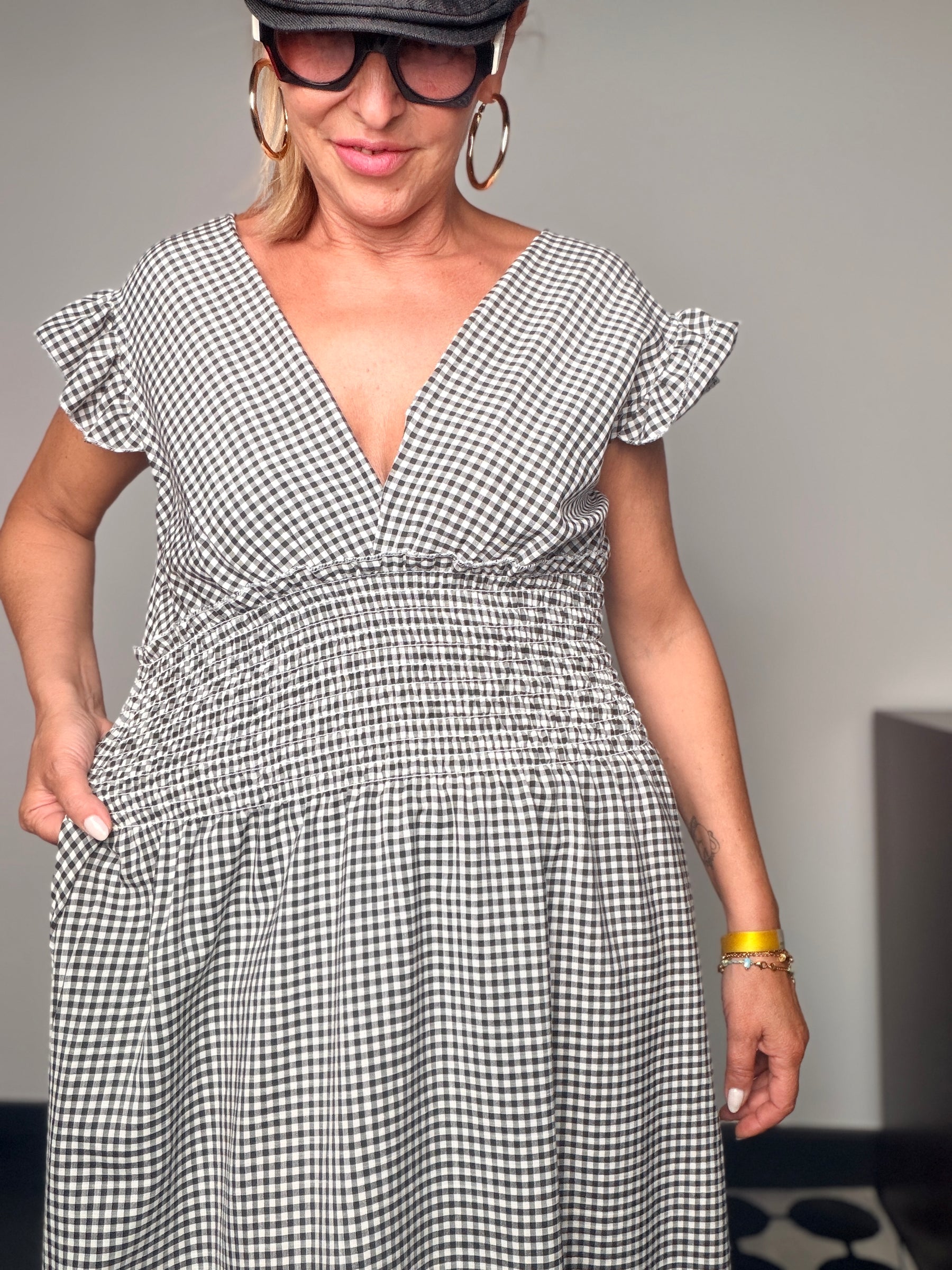 Abito Maxi Vichy con Scollo a V e Volant — Blu/Bianco e Nero/Bianco